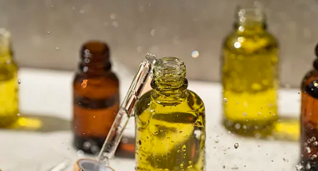 化妆品配方“黄金配比”：基质、功效与辅助原料的科学分配逻辑